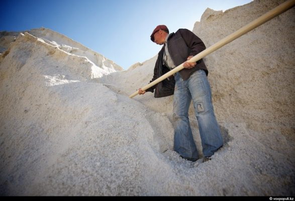 Как добывают соль в Казахстане