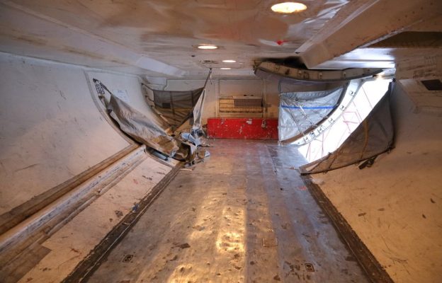 Как устроен багажник самолёта Боинг-737