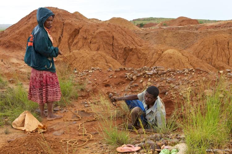Как добывают и продают нелегальные драгоценные камни на Мадагаскаре