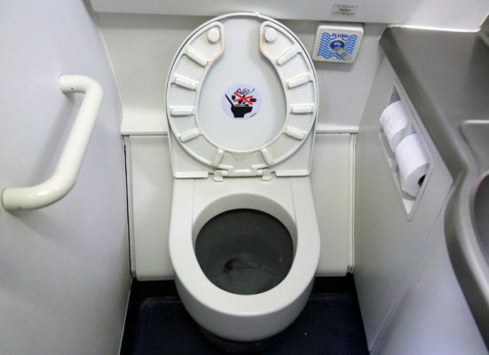 Как устроен современный самолётный туалет  